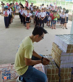 Tặng tập vở cho Học sinh nghèo Đồng Nai - 2015